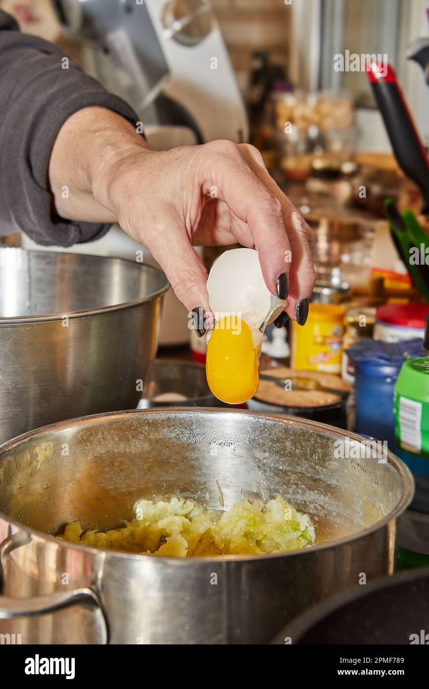 Lo chef crea un uovo nel piatto che viene preparato in una ciotola. Foto Stock