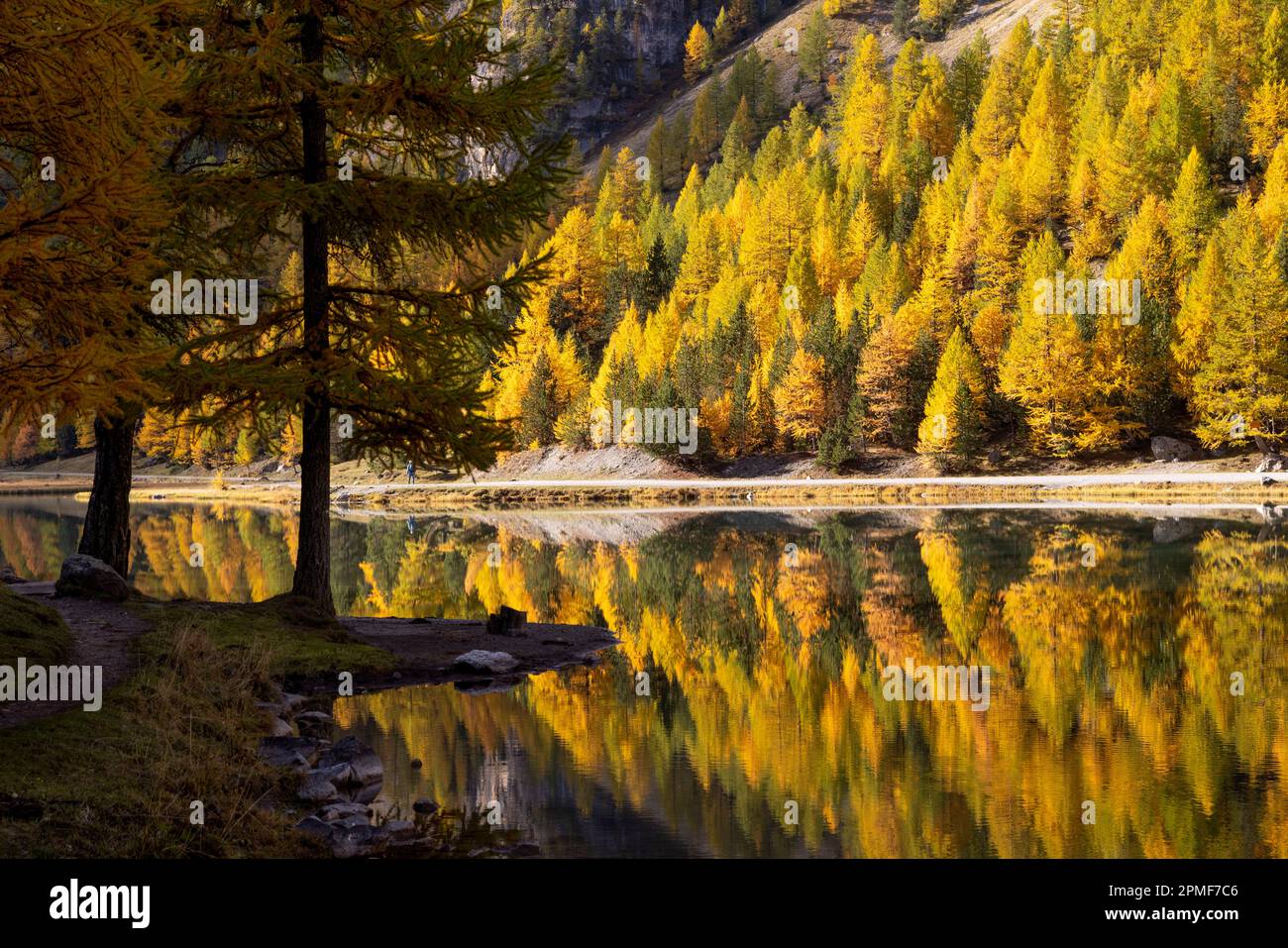 Francia, Hautes-Alpes, Briançonnais in autunno, Orceyrette lago Foto Stock