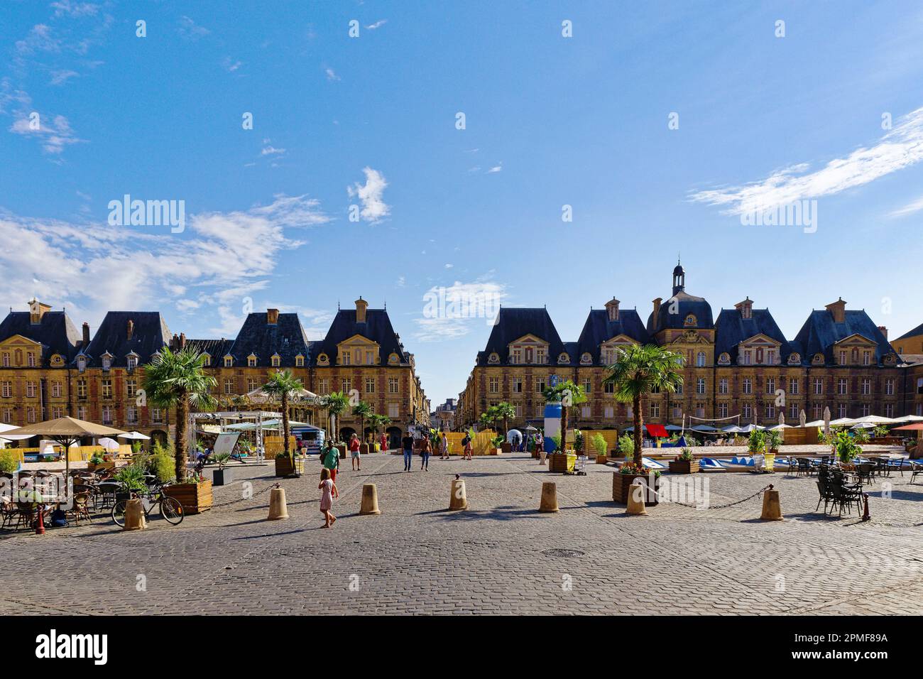 Francia, Ardenne, Charleville-Mézières, Place Ducale, Ducale Beach estate evento, spiaggia artificiale con terrazze di caffè ristoranti escursioni Foto Stock