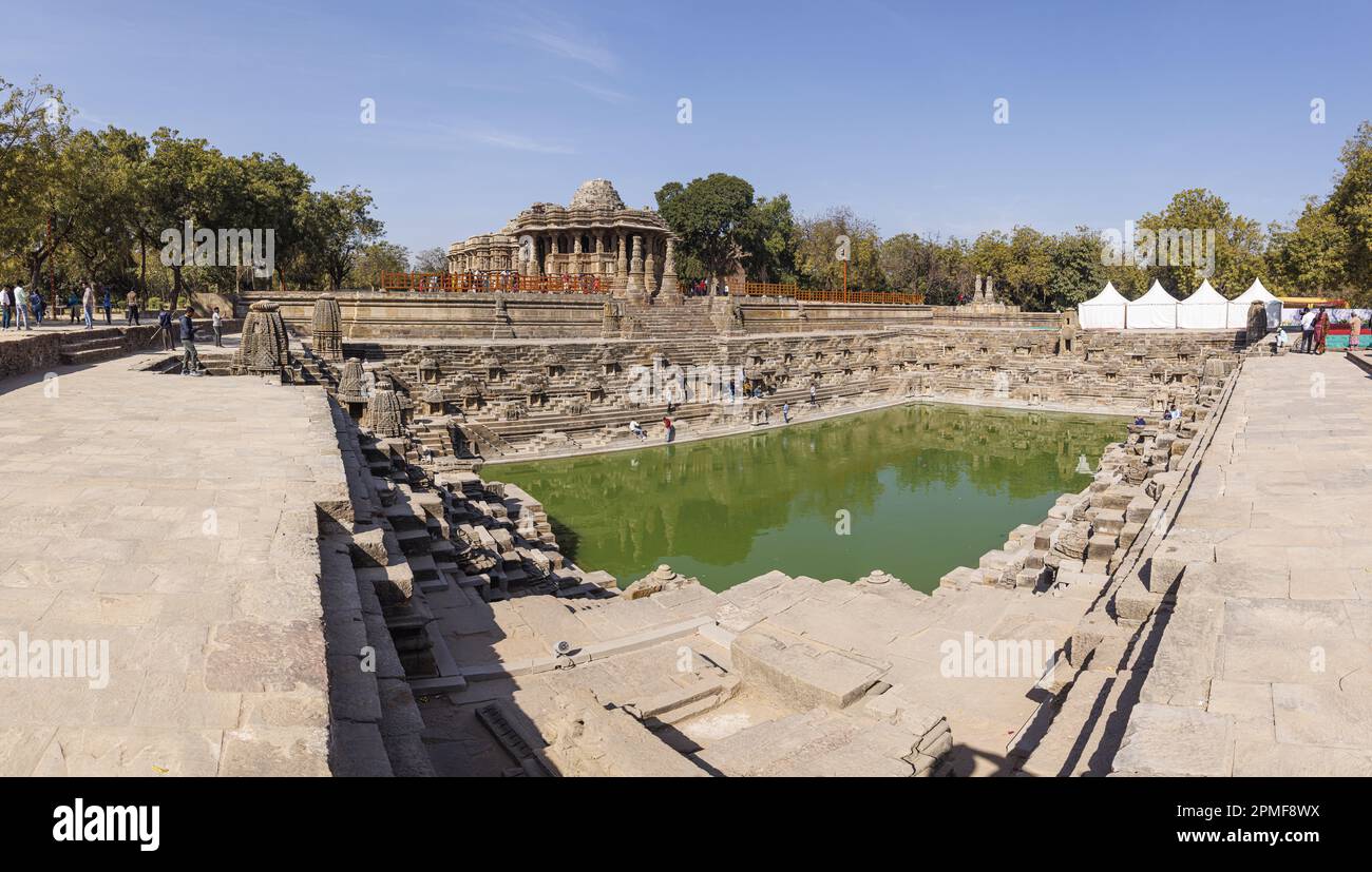 India, Gujarat, Modhera, tempio di Surya o tempio del Sole, il pozzo Rama Kunda o Surya Kunda e il tempio Foto Stock