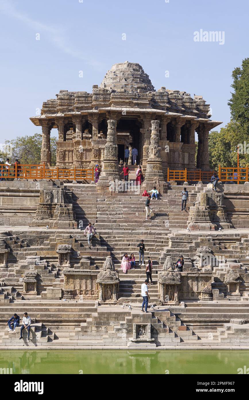 India, Gujarat, Modhera, tempio di Surya o tempio del Sole, il pozzo Rama Kunda o Surya Kunda e il tempio Foto Stock