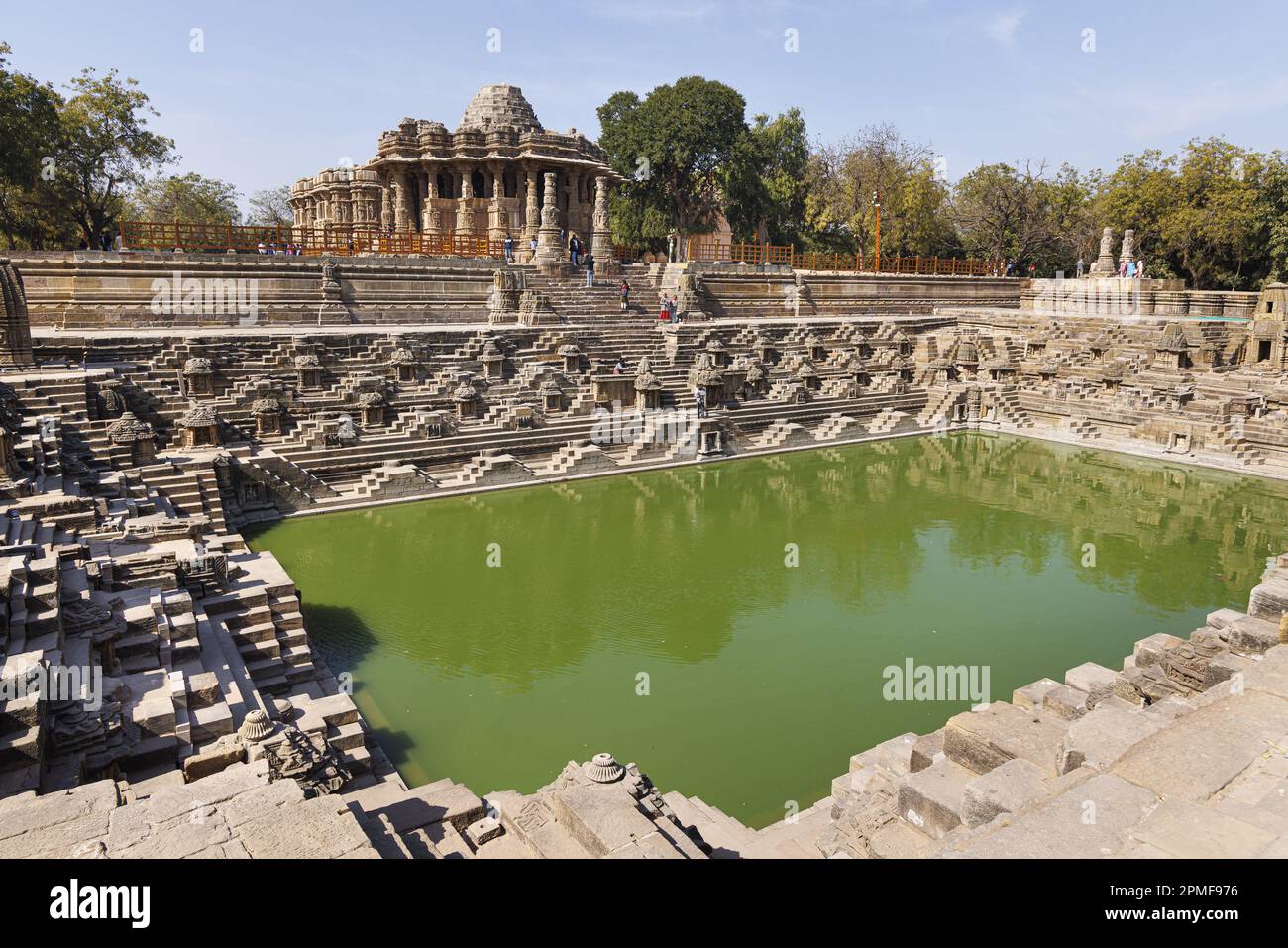 India, Gujarat, Modhera, tempio di Surya o tempio del Sole, il pozzo Rama Kunda o Surya Kunda e il tempio Foto Stock
