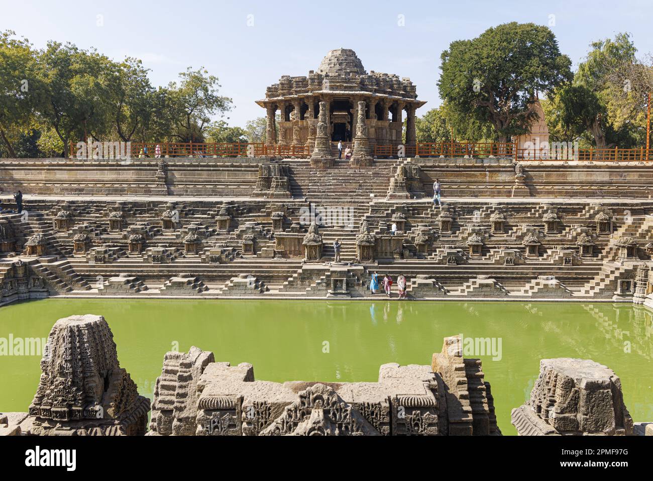 India, Gujarat, Modhera, tempio di Surya o tempio del Sole, il pozzo Rama Kunda o Surya Kunda e il tempio Foto Stock