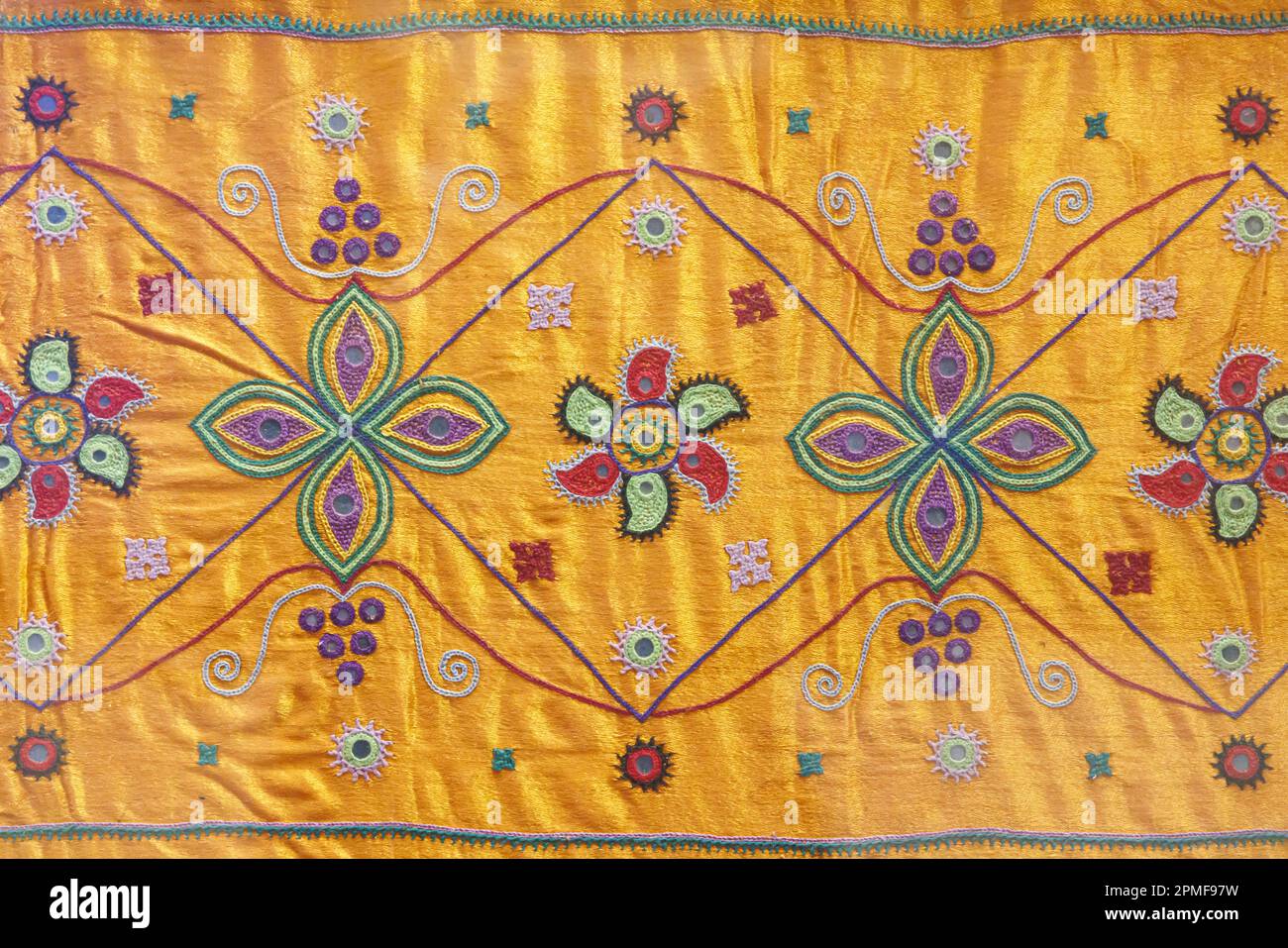 India, Gujarat, Bhuj, museo di Kutch, tessuto ricamato Foto Stock