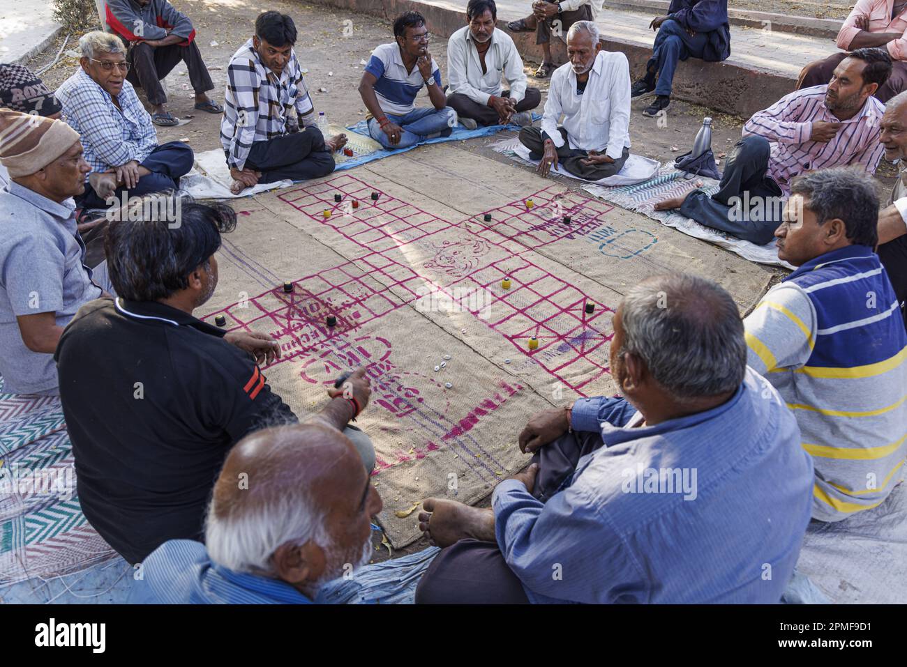 India, Gujarat, Bhavnagar, gioco di ludo nel giardino di pill Foto Stock