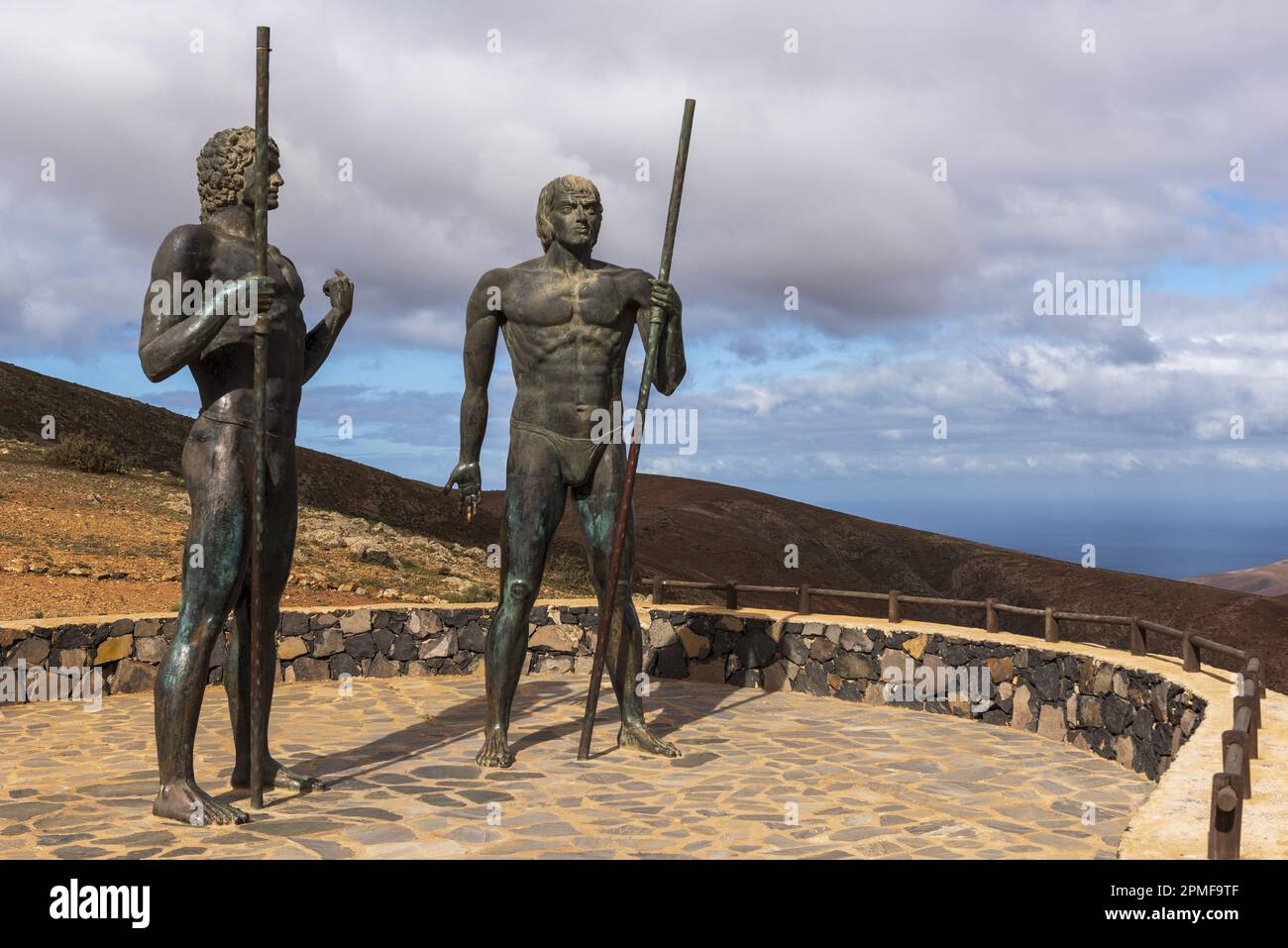 Spagna, Isole Canarie, Fuerteventura, Betancuria, Corrales de Guize Belvedere (Mirador de Ayose y Guise), sculture in bronzo dell'artista Emiliano Hernandez che rappresentano gli ultimi re dei due regni di Fuerteventura prima dell'arrivo dei conquistatori europei nel 1402 Foto Stock