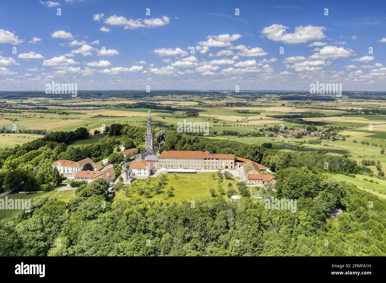 Francia, Meurthe et Moselle, Saintois paese, Sion Sassone, collina di Sion Vaudémont, la Basilica di Notre Dame de Sion, la Città dei paesaggi appartenenti al consiglio dipartimentale che mira a promuovere, promuovere e proteggere i paesaggi e la biodiversità (vista aerea) Foto Stock