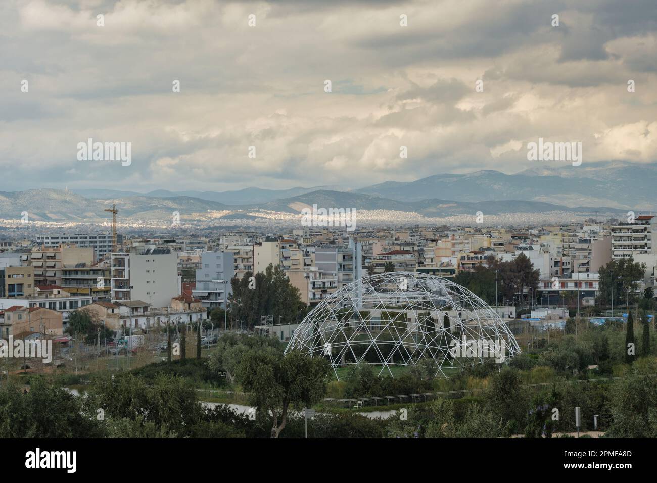Affacciato su Atene dal Centro Culturale della Fondazione Stavros Niarchos di Kallithea, Grecia Foto Stock