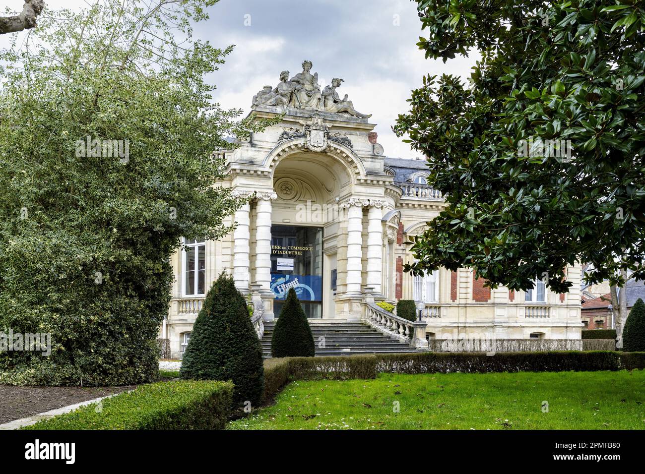 Francia, Seine-Maritime, Elbeuf-sur-Seine, designato come Città e Terre d'Arte e Storia francesi, edificio dell'ex Camera di Commercio e industria di Elbeuf, chiuso nel 2016 e ora integrato in un ente regionale chiamato Senna-Mare-Normandia Camera di Commercio e industria Foto Stock