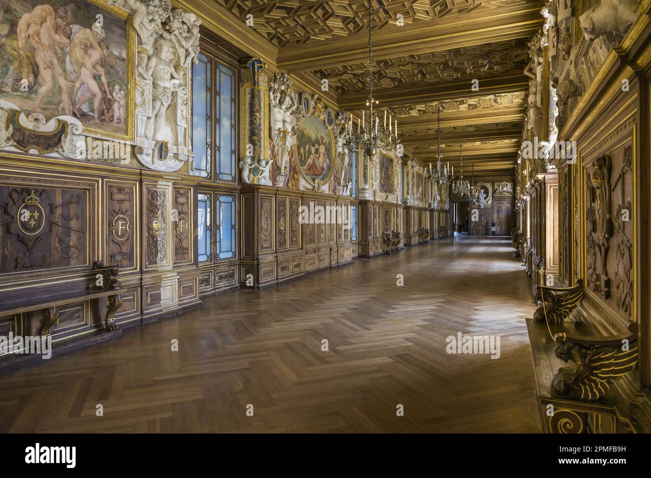 Francia, Seine-et-Marne, Fontainebleau, castello di Fontainebleau, patrimonio mondiale dell'UNESCO, la Galleria Francois 1er costruita tra il 1528 e il 1530, decorata con dipinti, pannelli, affreschi e stucchi, legno di noce intagliato e un soffitto a cassettoni Foto Stock