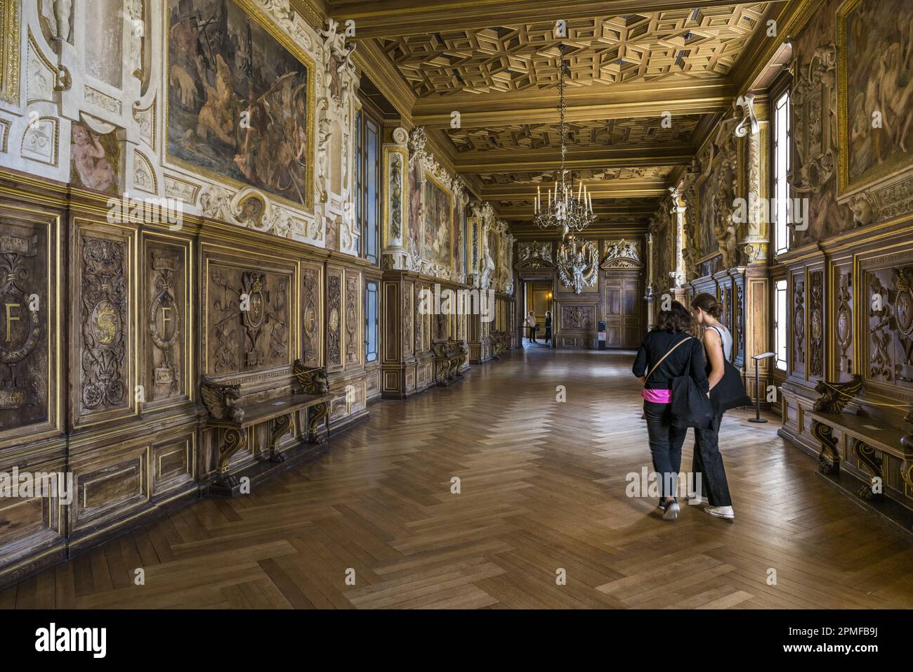Francia, Seine-et-Marne, Fontainebleau, castello di Fontainebleau, patrimonio mondiale dell'UNESCO, la Galleria Francois 1er costruita tra il 1528 e il 1530, decorata con dipinti, pannelli, affreschi e stucchi, legno di noce intagliato e un soffitto a cassettoni Foto Stock
