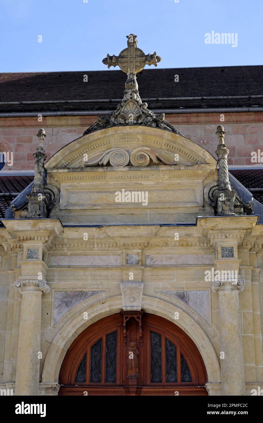 Francia, Doubs, Morteau, Notre Dame de l'Assomption chiesa del 15th ° secolo, porta Foto Stock