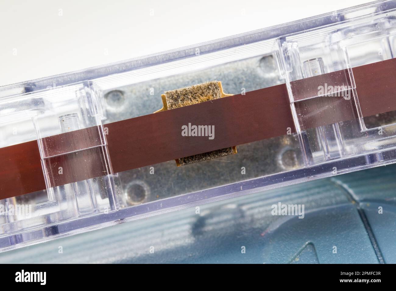 Tampone di pressione e nastro in ossido di ferro di una cassetta compatta vintage Foto Stock