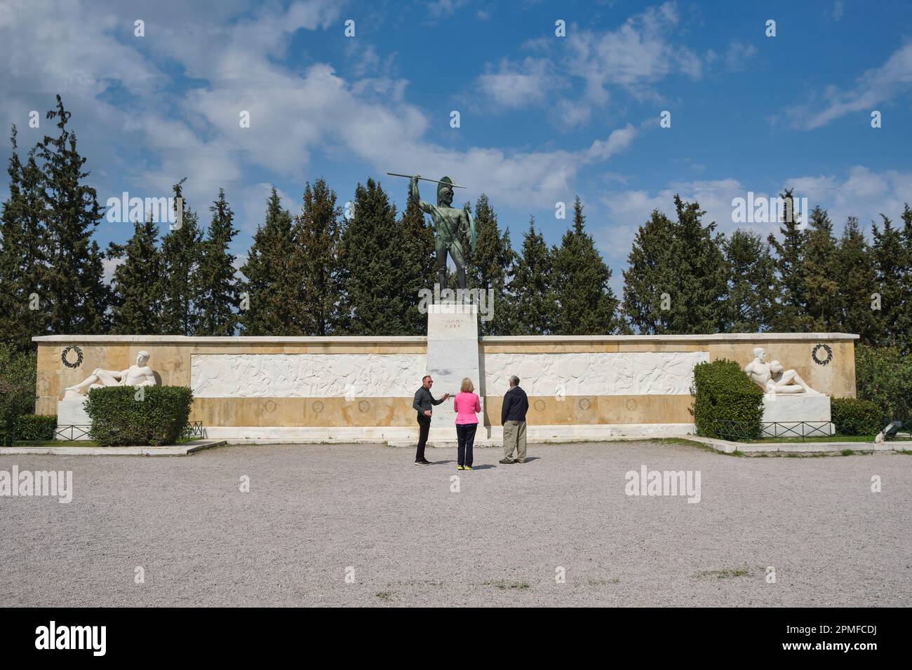 Ai turisti viene dato un tour del Memoriale di Leonida e 300 spartani a Thermopylae, Grecia Foto Stock