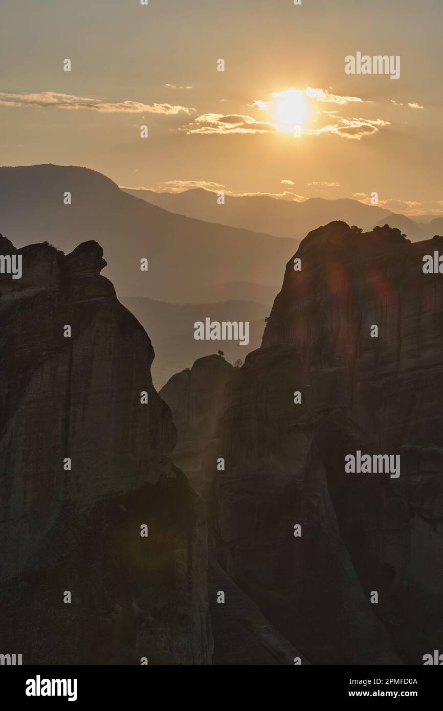 Colonne rocciose a Meteora al tramonto, Grecia in primavera Foto Stock