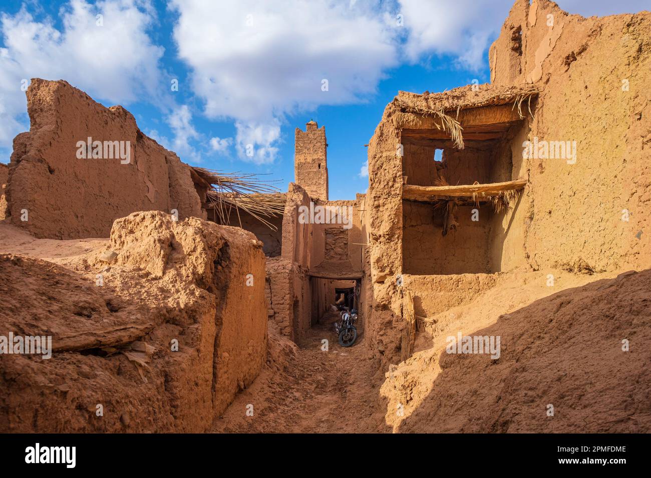 Marocco, Foum Zguid, piccola città alle porte del deserto del Sahara, la vecchia kasbah in rovina Foto Stock