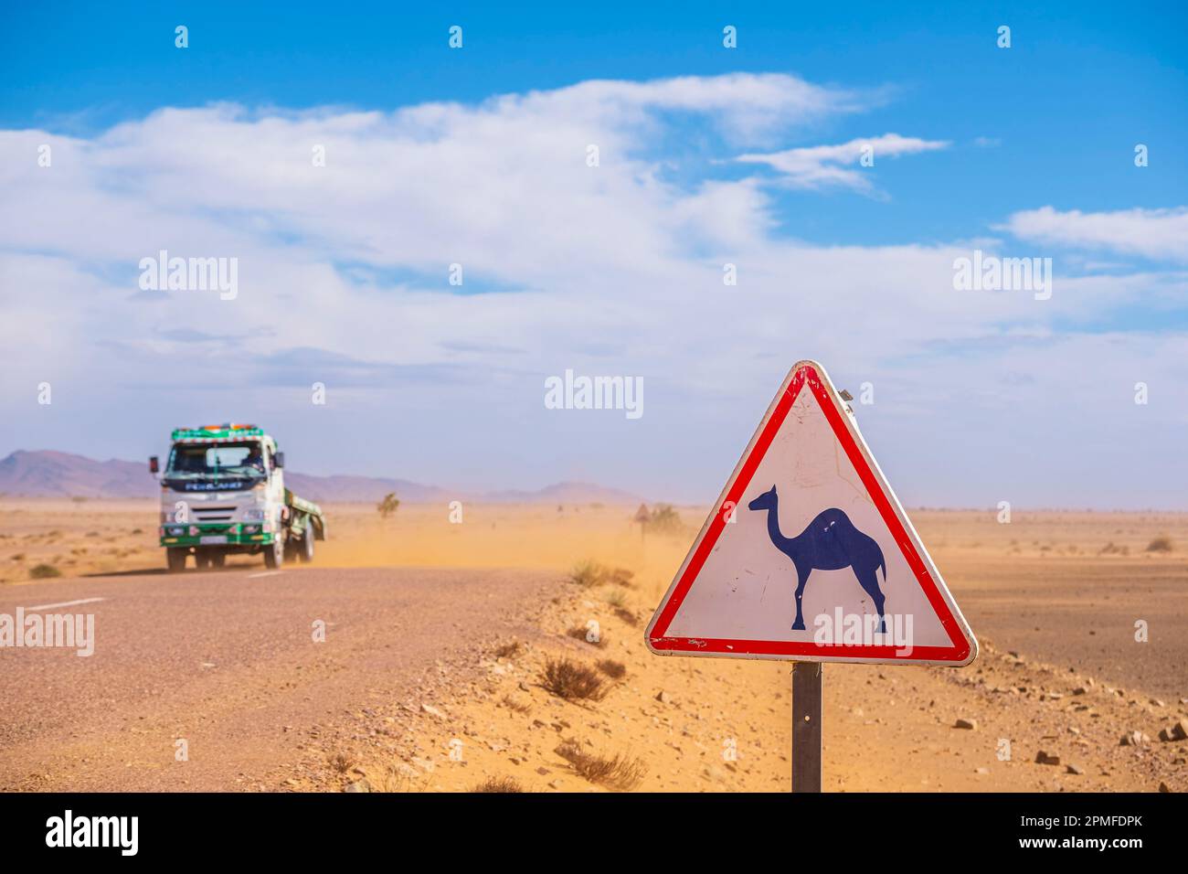 Marocco, provincia di Zagora, segnale di avvertimento sulla strada verso Zagora Foto Stock