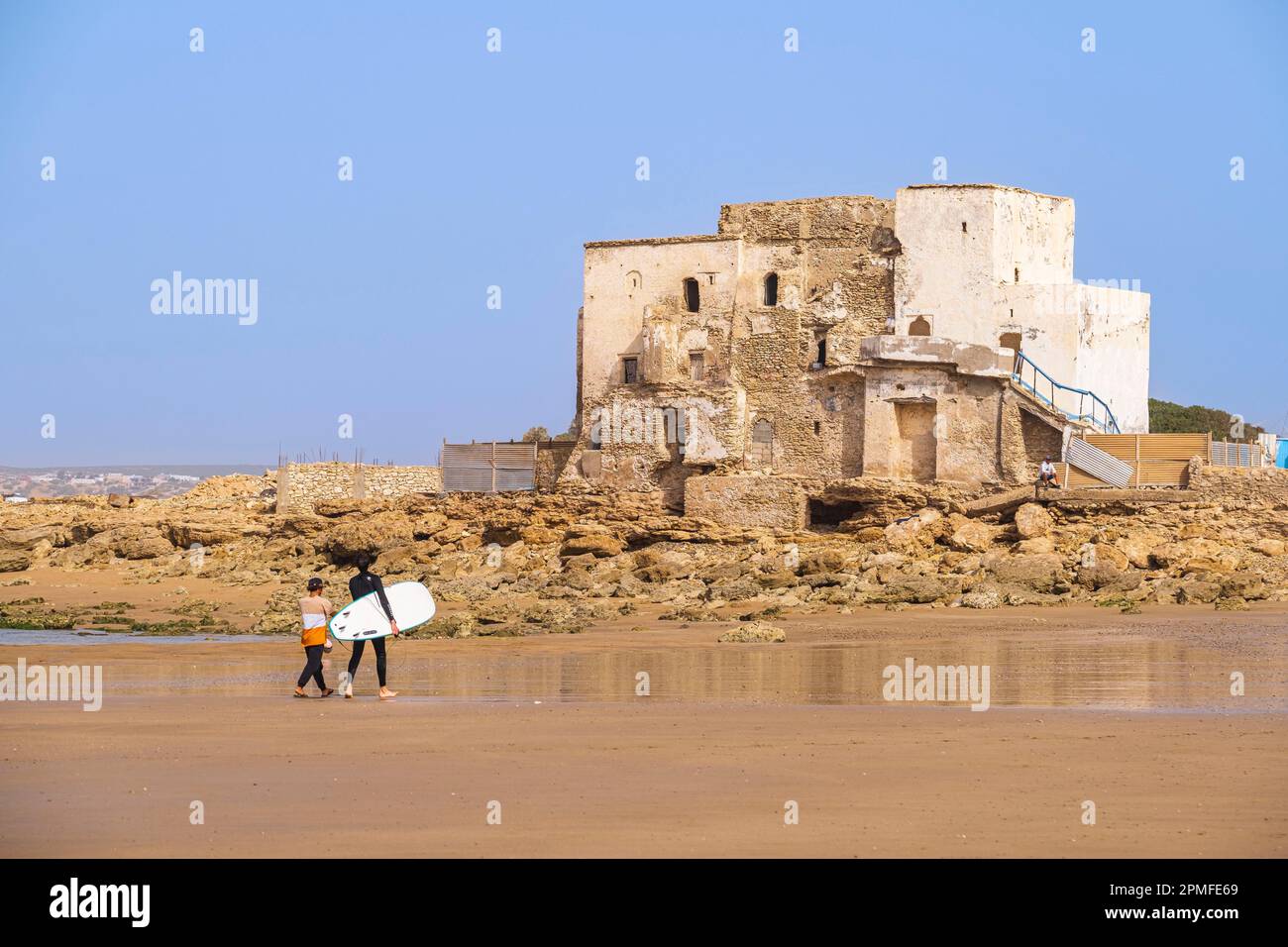 Marocco, provincia di Essaouira, Sidi Kaouki, piccola località balneare popolare per il surf e il windsurf, mausoleo di Sidi Kaouki di fronte all'oceano Foto Stock