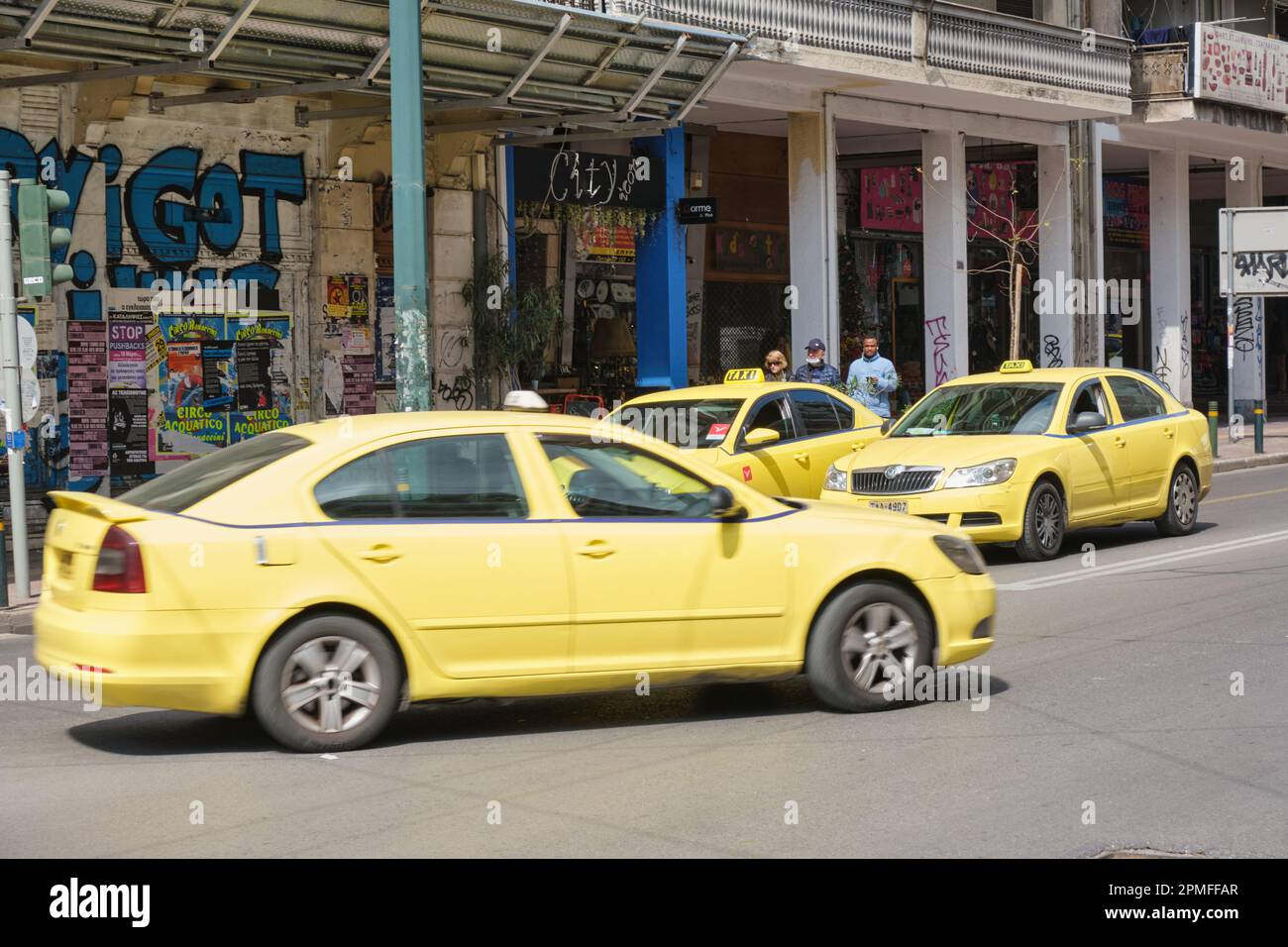 Taxi gialli nel centro di Atene Foto Stock