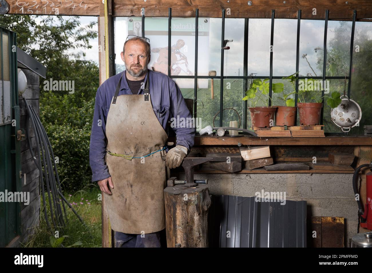 Francia, Indre et Loire, Valle della Loira Patrimonio Mondiale dell'UNESCO, le Boulay, scultore di metallo e ferroco Fred Chabot nel suo studio Foto Stock