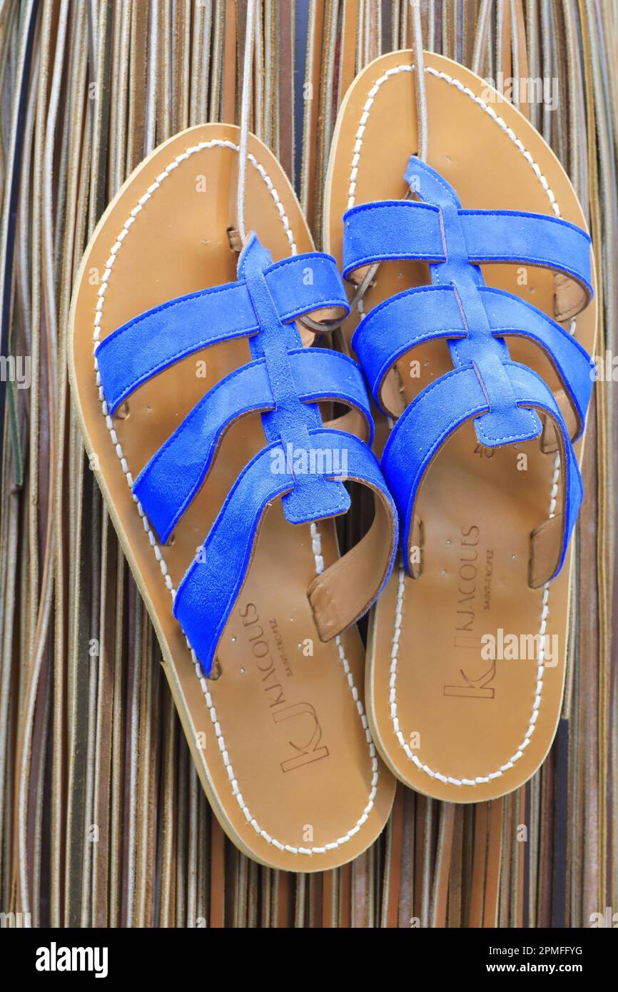 Francia, Var, Saint Tropez, K Jacques, laboratorio per la produzione  artigianale di sandali in pelle Tropez dal 1933, sandali piatti blu Foto  stock - Alamy