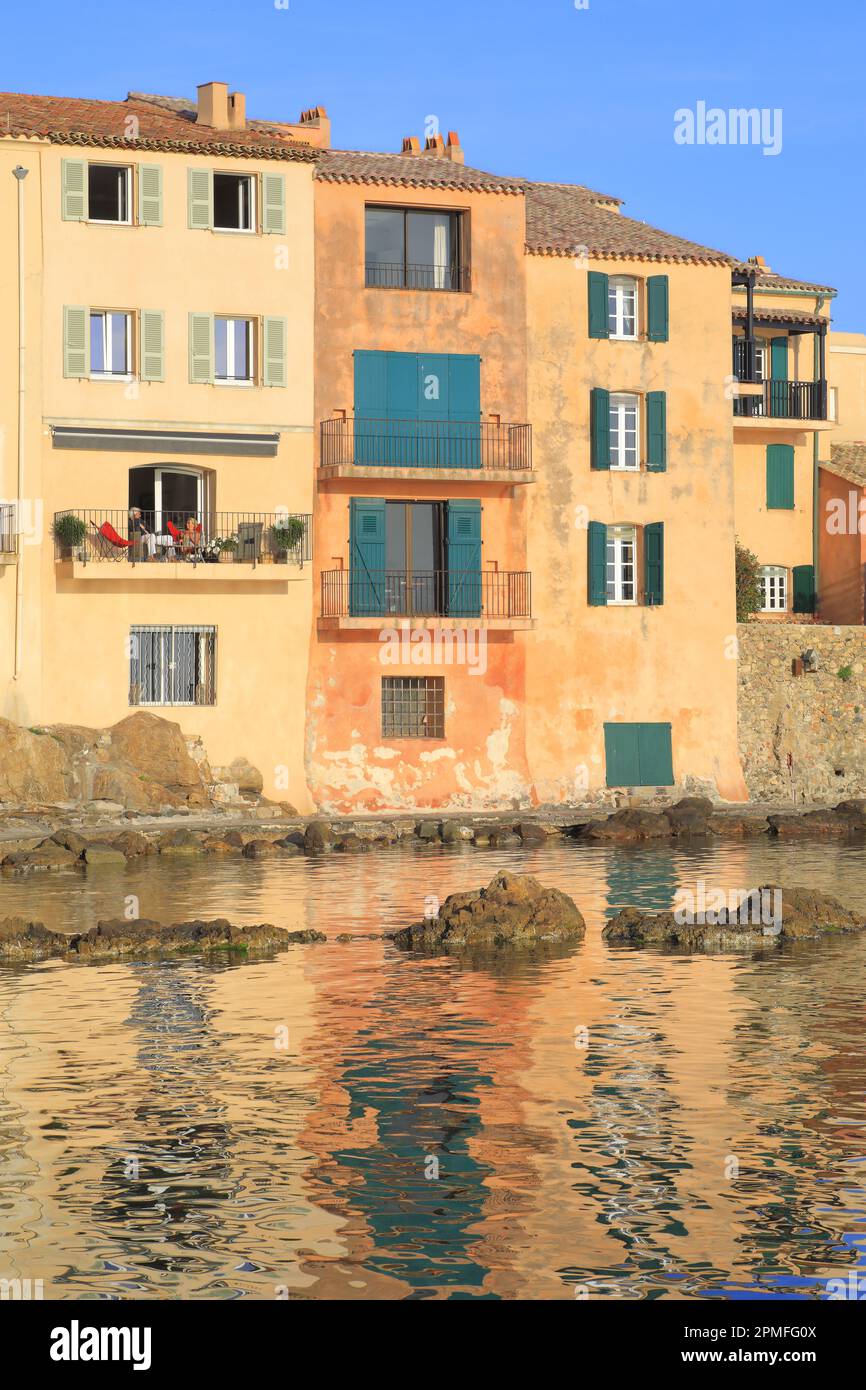 Francia, Var, Saint Tropez, Plage de la Ponche, case sul lungomare Foto Stock
