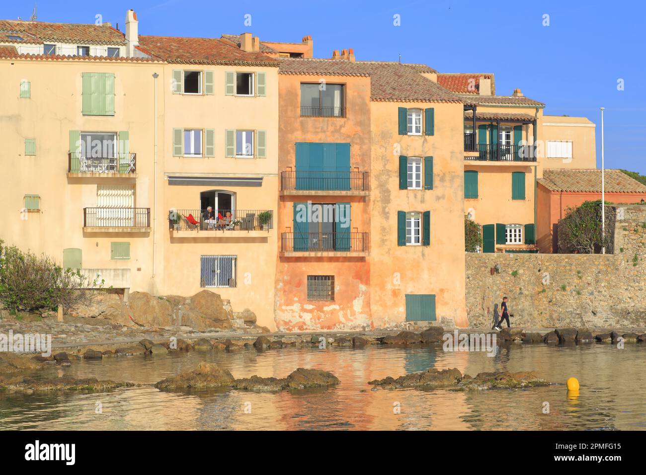 Francia, Var, Saint Tropez, Plage de la Ponche, case sul lungomare e percorso costiero Foto Stock