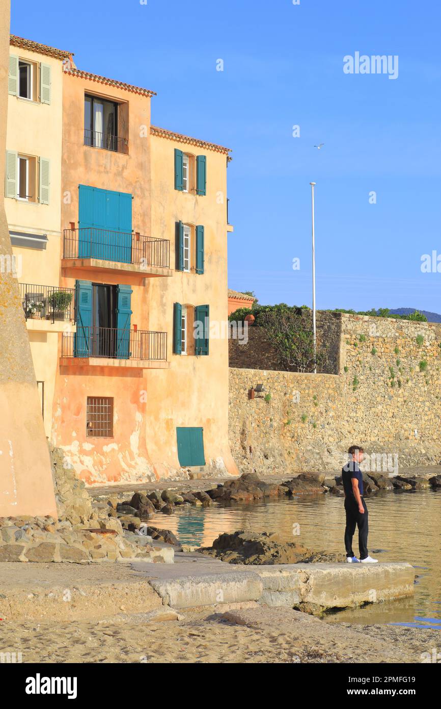 Francia, Var, Saint Tropez, Plage de la Ponche, case sul lungomare Foto Stock