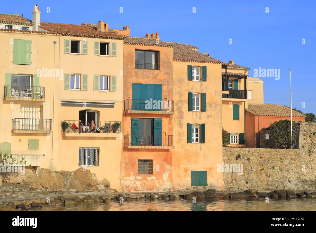 Francia, Var, Saint Tropez, Plage de la Ponche, case sul lungomare Foto Stock