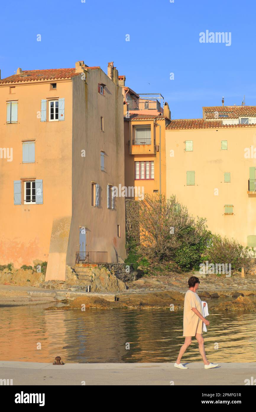 Francia, Var, Saint Tropez, Plage de la Ponche, case sul lungomare Foto Stock
