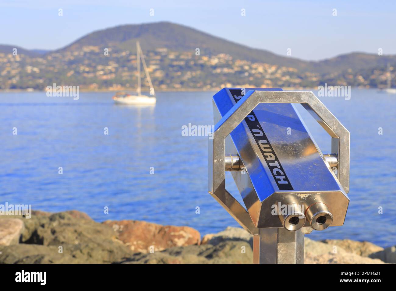 Francia, Var, Saint Tropez, Môle Jean Reveil, binocolo gigante bi oculare pagante per i turisti con il Golfo e Sainte Maxime di fronte Foto Stock