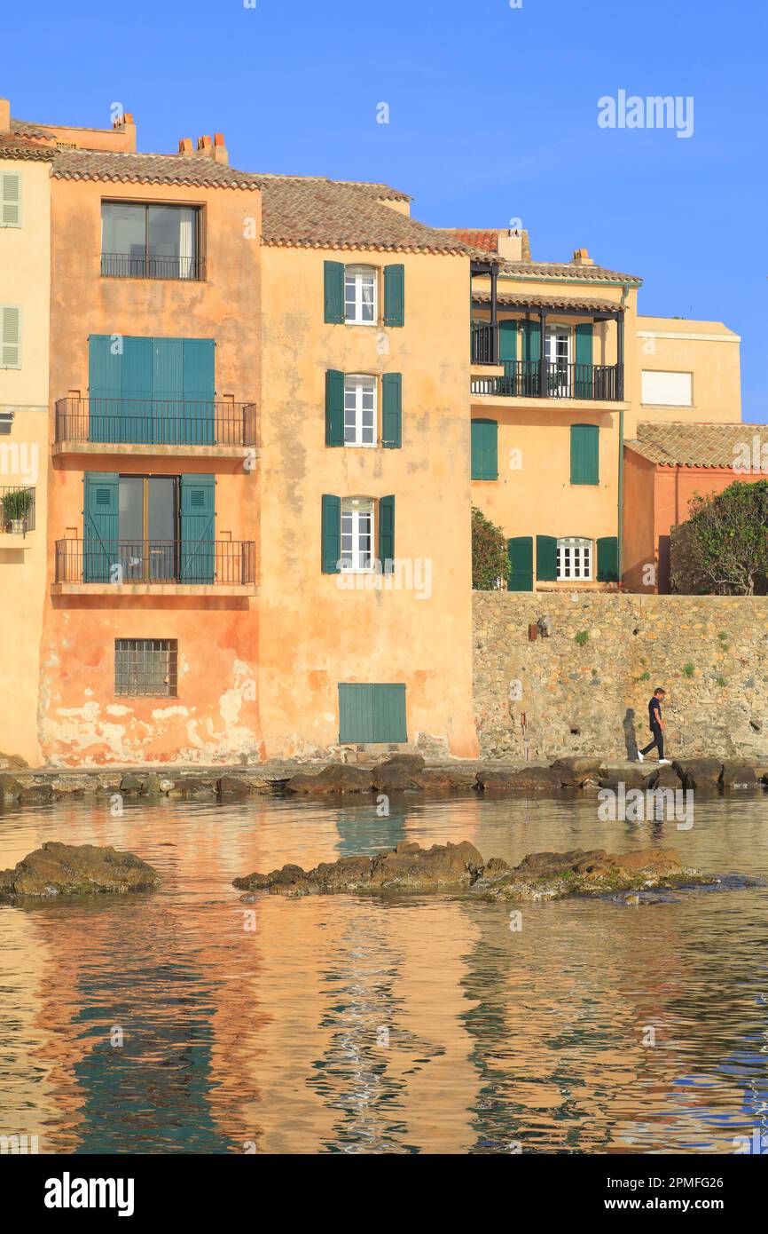 Francia, Var, Saint Tropez, Plage de la Ponche, case sul lungomare e percorso costiero Foto Stock