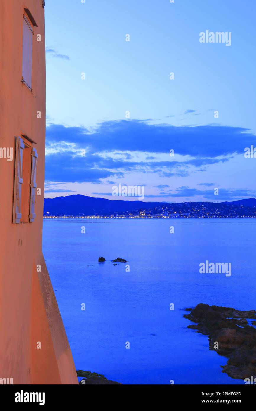 Francia, Var, Saint Tropez, Plage de la Ponche con Sainte Maxime sullo sfondo al crepuscolo Foto Stock