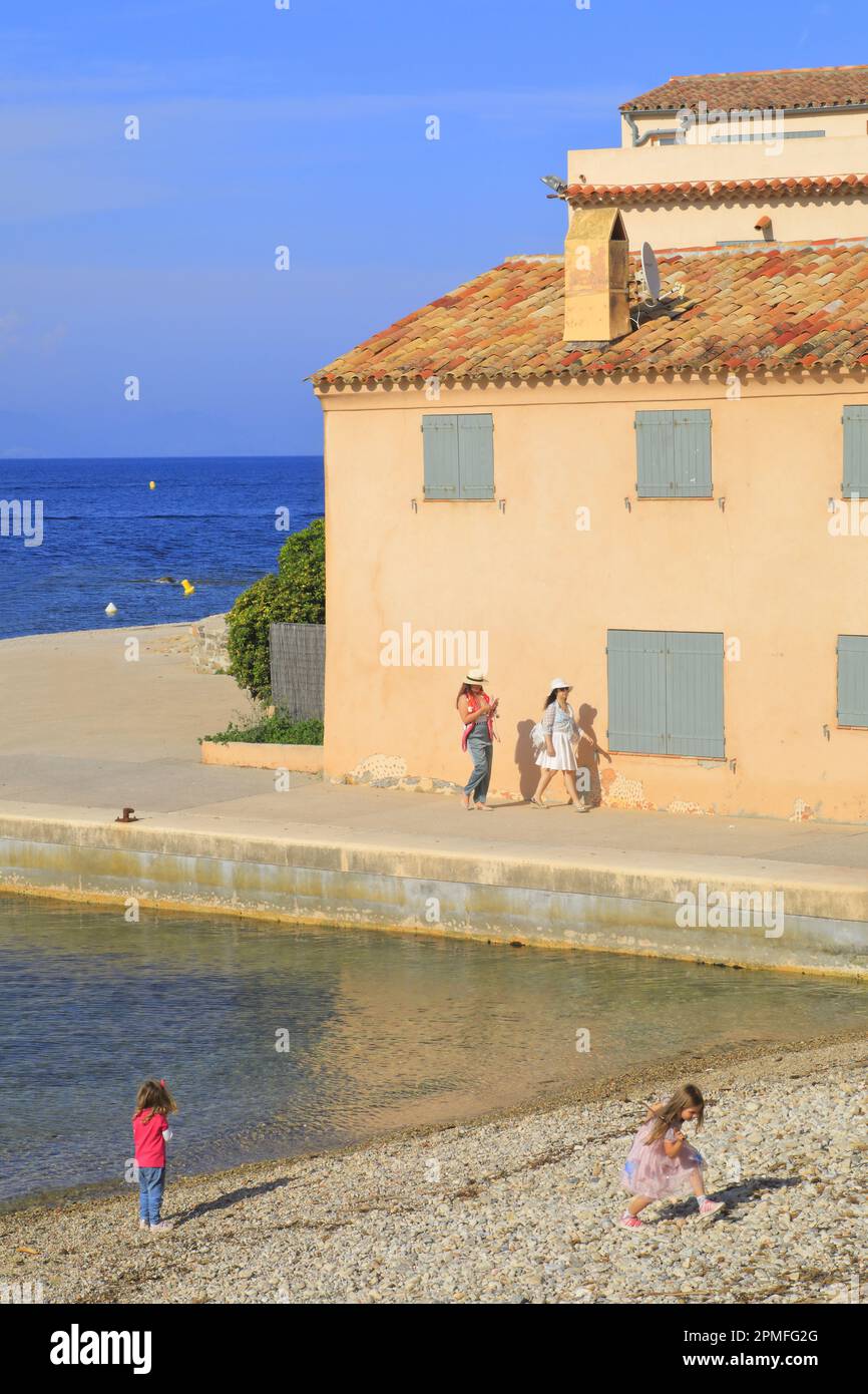 Francia, Var, Saint Tropez, Plage de la Ponche e il Quai de la Pesquiere e le sue case sul lungomare Foto Stock