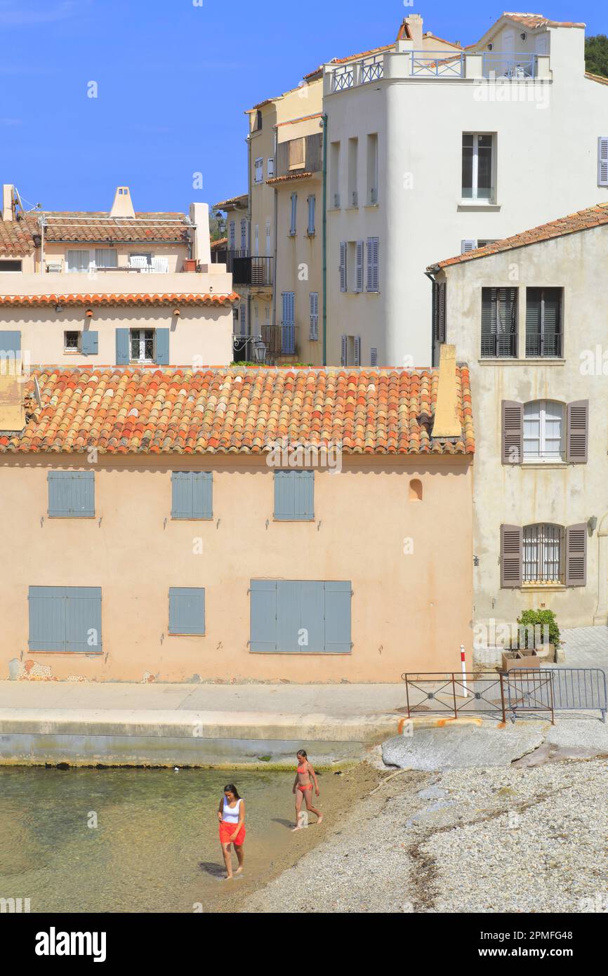 Francia, Var, Saint Tropez, Plage de la Ponche e le sue case sul lungomare Foto Stock