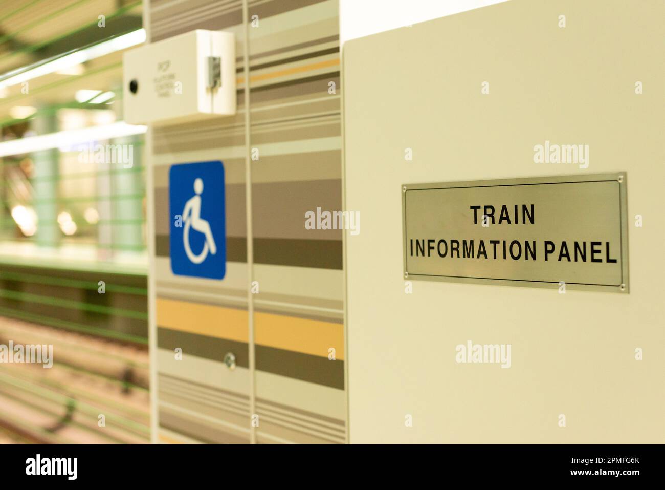 Pannello di informazioni sui treni su una piattaforma della stazione della metropolitana a Sofia, Bulgaria, Europa orientale, Balcani, UE Foto Stock