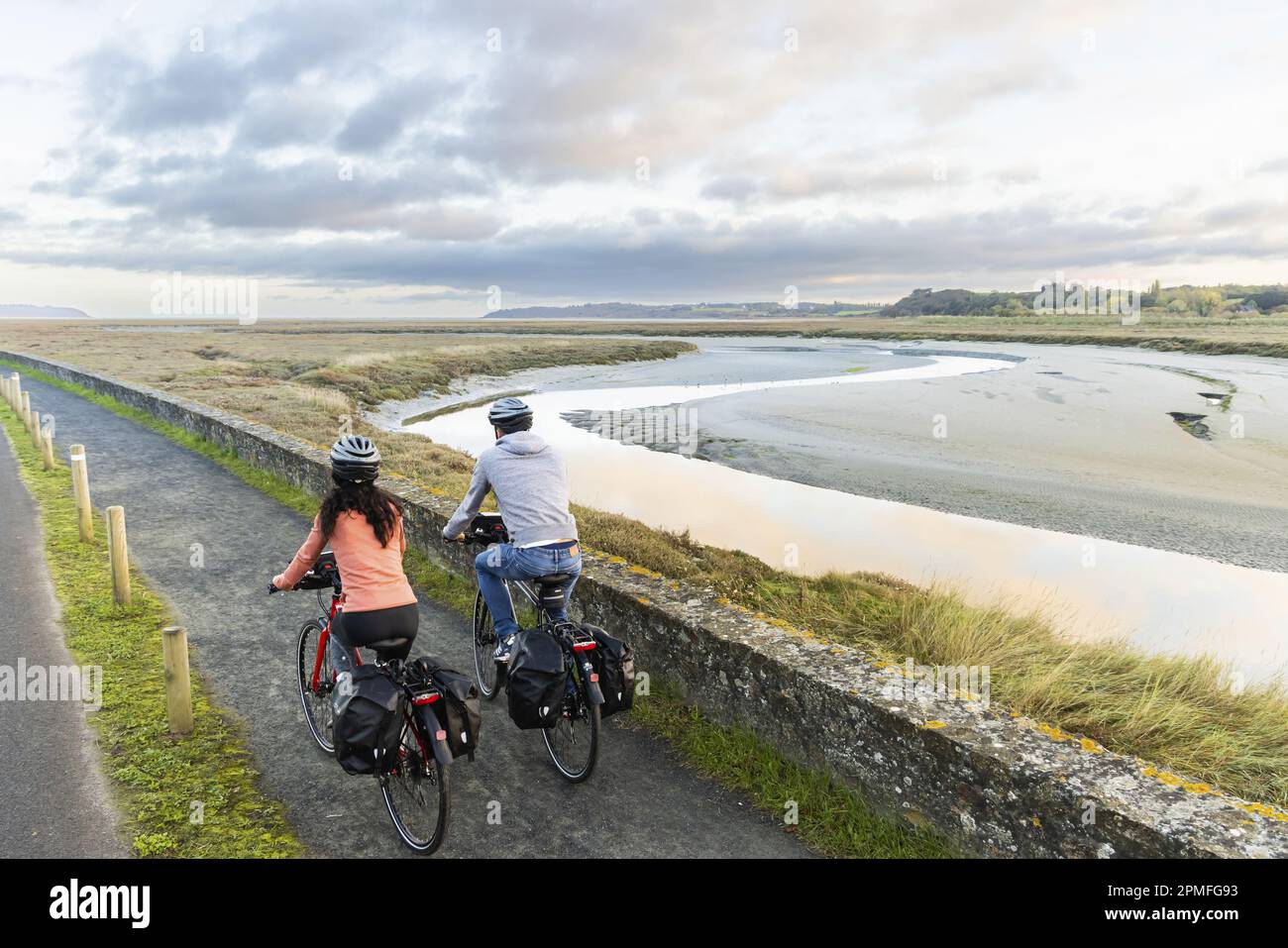 Francia, Cotes d'Armor, Langueux, coppia in bicicletta lungo la riserva naturale della baia di saint-Brieuc Foto Stock