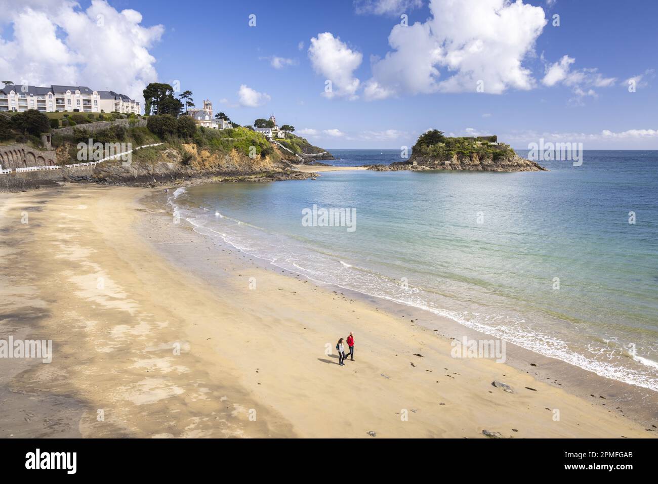 Francia, Cotes d'Armor, Saint-Quay-Portrieux, coppia escursionistica sulla spiaggia di Comtesse Foto Stock