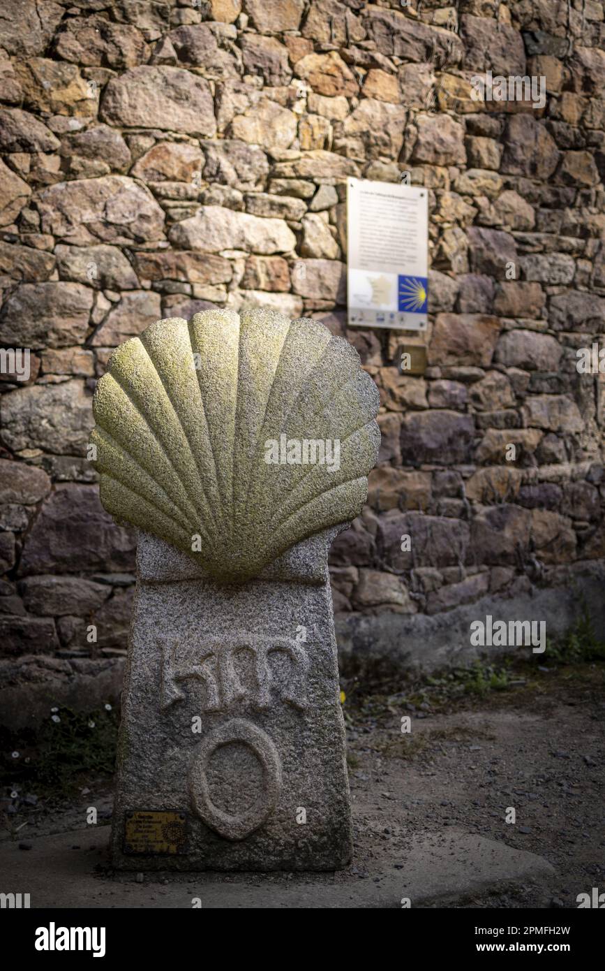 Francia, Cotes d'Armor, Paimpol, la scultura presso l'abbazia di Beauport che segna il punto di partenza della strada per Santiago de Compostela Foto Stock