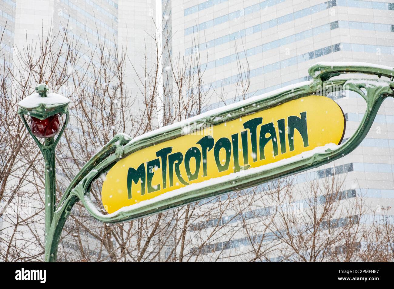Canada, Quebec Province, Montreal, Guimard stile stazione della metropolitana parigina, piazza Victoria, sotto la neve Foto Stock
