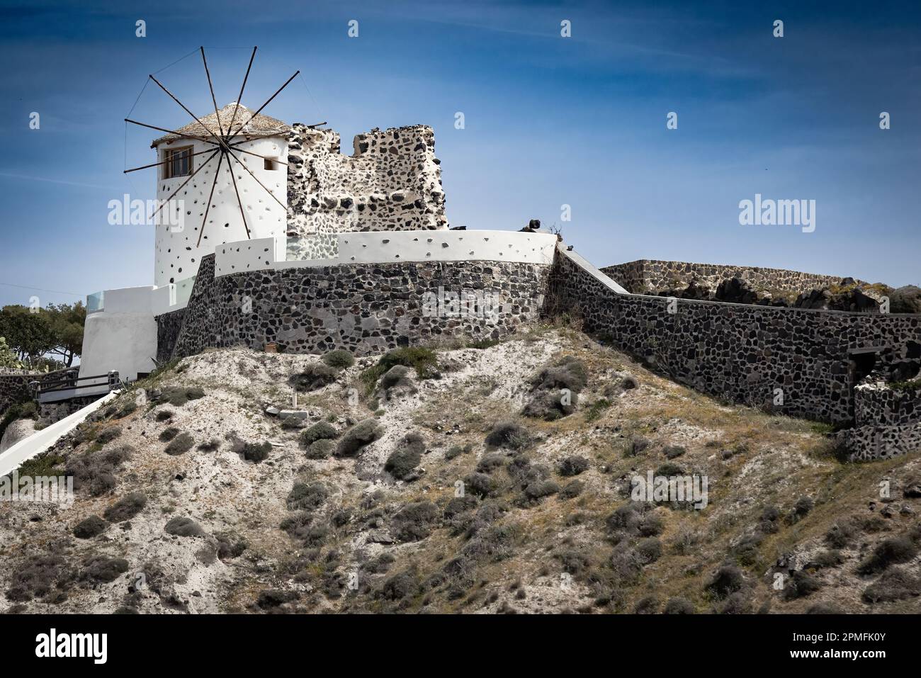 Mulino a vento tipico a Santorini, Grecia Foto Stock Mulino a vento tipico a Santorini, Grecia Foto Stock