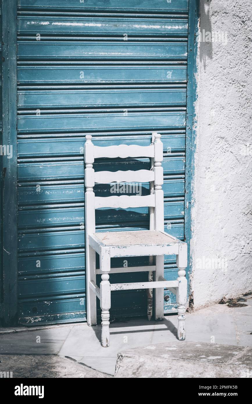Vecchia sedia vintage fuori porta con persiane, Fira, Santorini Foto Stock Vecchia sedia vintage fuori porta con persiane, Fira, Santorini Foto Stock