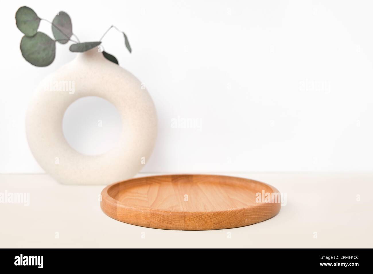 Podium di legno rotondo per l'alimentazione, prodotti contro il muro bianco. Vaso in ceramica. Forma naturale vuota. Piedistallo che mostra Eco Organic Cosmetics, Gioielli. Trendy M Foto Stock