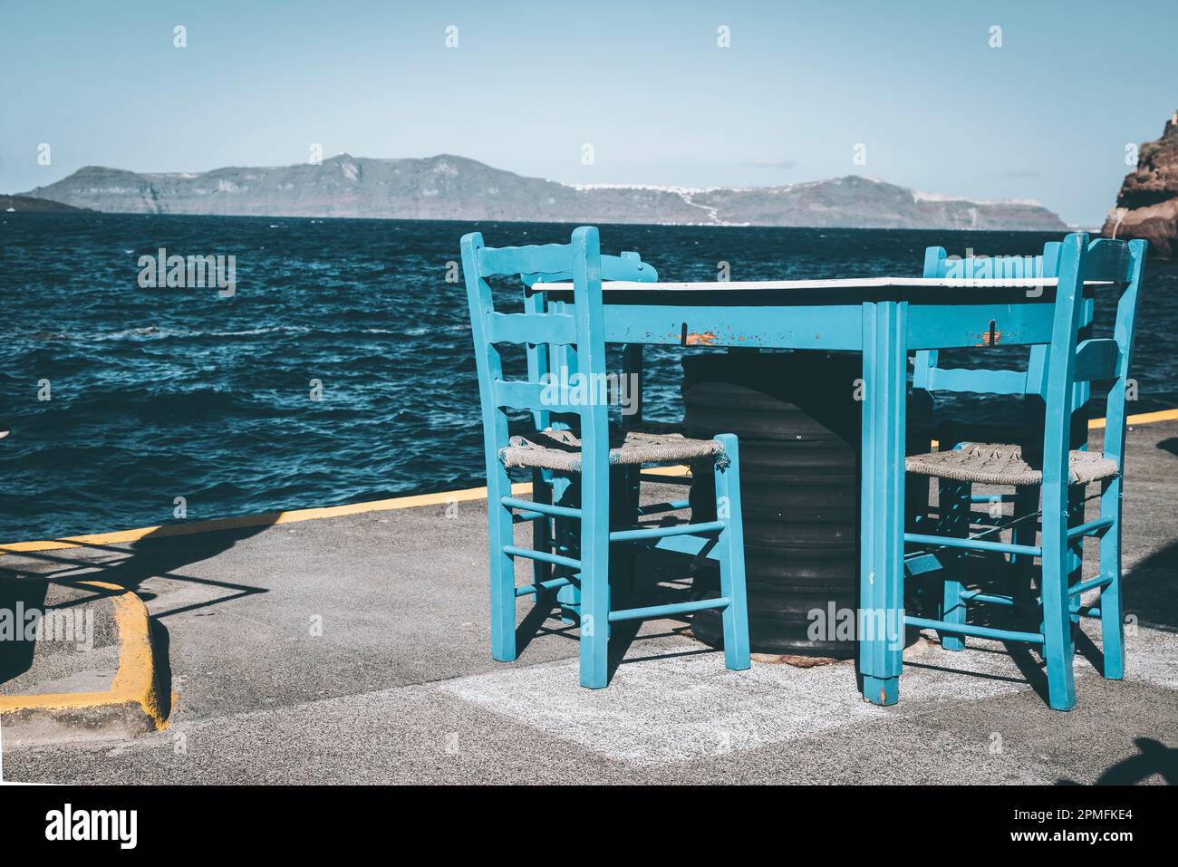 Tavolo vuoto e sedie, Old Port Fira, Santorini Foto Stock Tavolo vuoto e sedie, Old Port Fira, Santorini Foto Stock