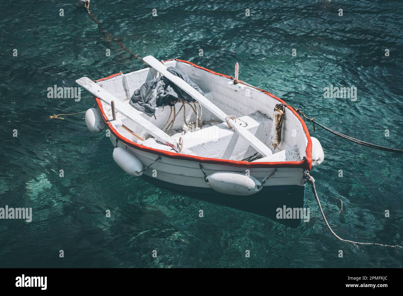Battello ormeggiato nel porto di Santorini, Grecia Foto Stock Battello ormeggiato nel porto di Santorini, Grecia Foto Stock