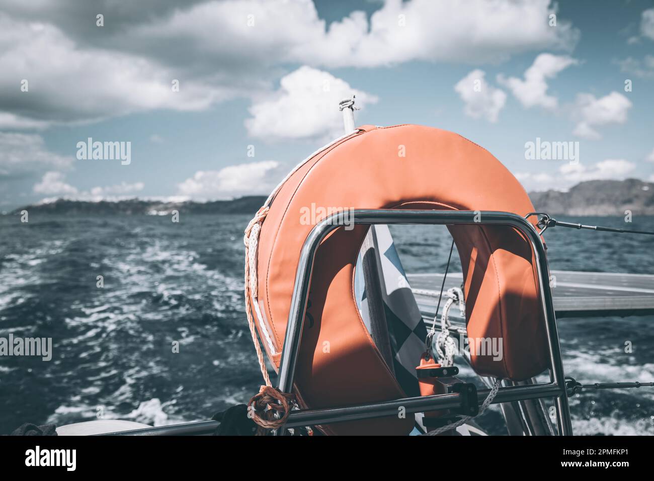 Vela su un catamarano a Santorini, Mar Egeo Foto Stock Vela su un catamarano a Santorini, Mar Egeo Foto Stock