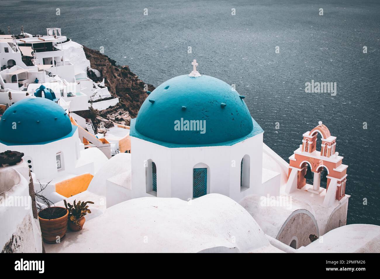 Tipica chiesa di Santorini, Oia, Santorini Foto Stock Tipica chiesa di Santorini, Oia, Santorini Foto Stock