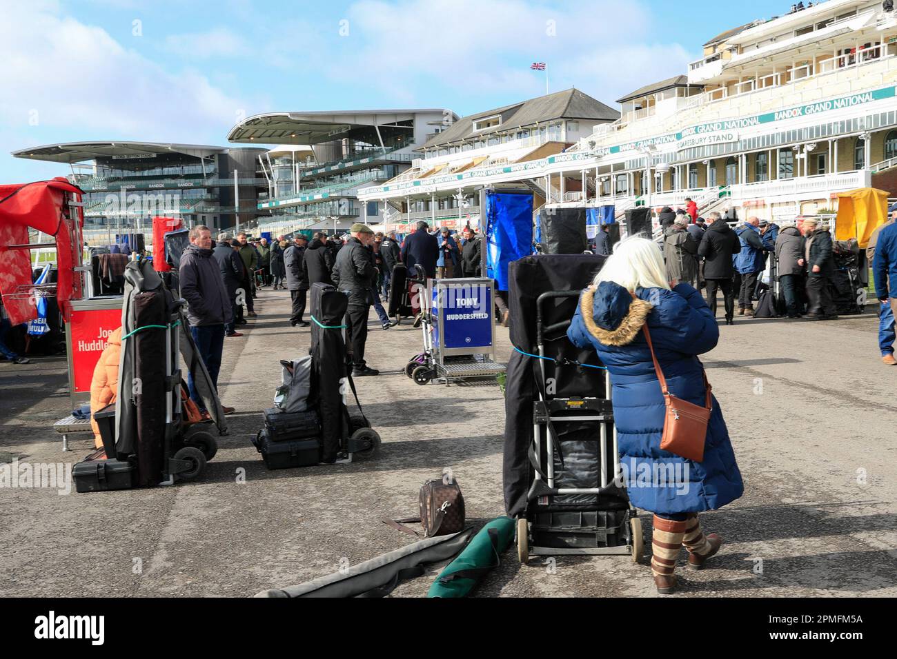 Liverpool, Regno Unito. 13th Apr, 2023. I bookmakers si organizzano per le giornate di corse all'ippodromo di Aintree prima del Randox Grand National Festival 2023 Opening Day all'ippodromo di Aintree, Liverpool, Regno Unito, 13th aprile 2023 (Foto di Conor Molloy/News Images) a Liverpool, Regno Unito il 4/13/2023. (Foto di Conor Molloy/News Images/Sipa USA) Credit: Sipa USA/Alamy Live News Foto Stock