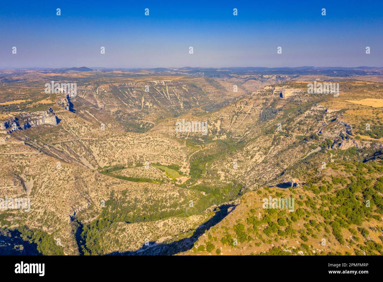 Veduta aerea del Grand Site del Circo di Navacelles in Gorges la Vis in Cévennesof, Causse de Blandas altopiano carsico calcareo in Occitanie, Foto Stock