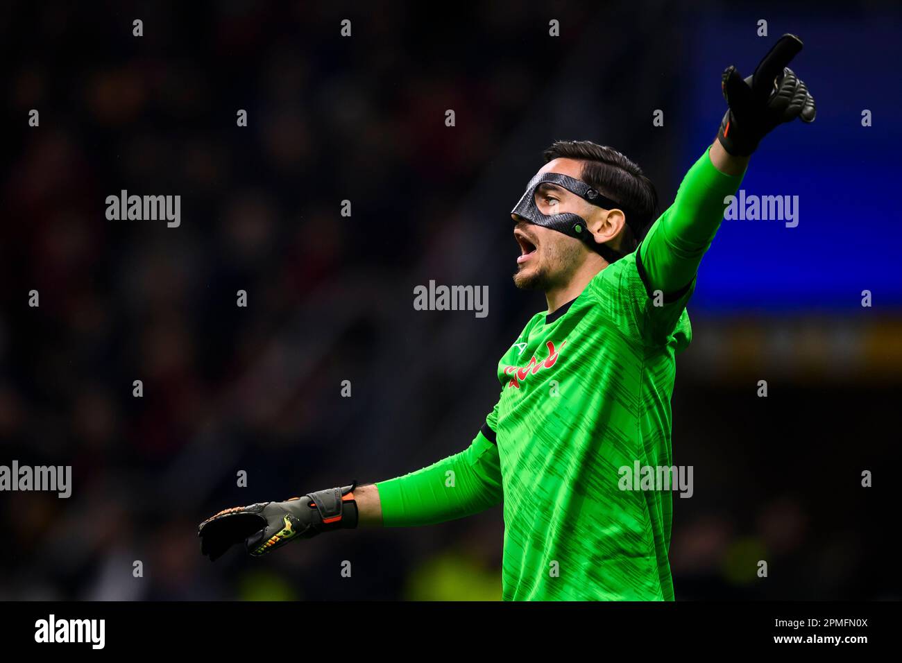 Milano, Italia. 12 aprile 2023. Alex Meret di SSC Napoli gesta durante la partita di calcio di prima tappa della UEFA Champions League tra AC Milan e SSC Napoli. Credit: Nicolò campo/Alamy Live News Foto Stock